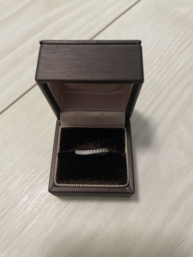 ウェーブのハーフエタニティーリングです。