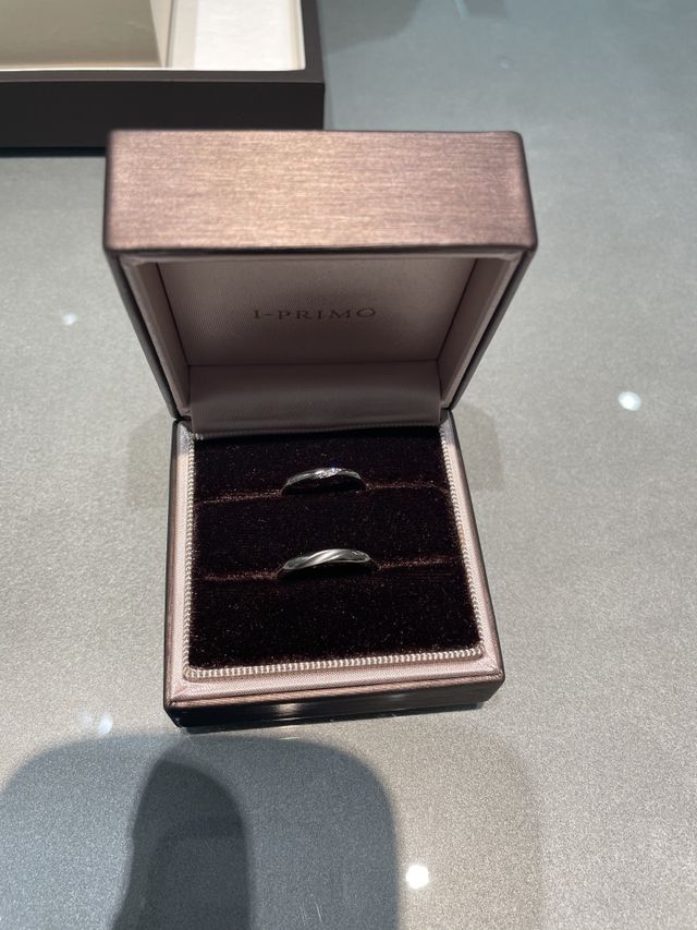 斜めにダイヤが埋め込まれているタイプです