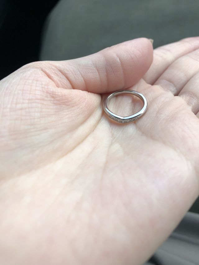 購入した指輪です。V字カットです。