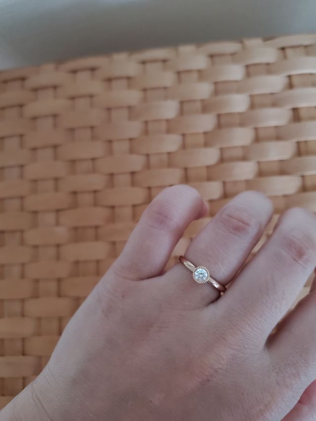 薄暗いところで撮影。購入してから1年半経過。