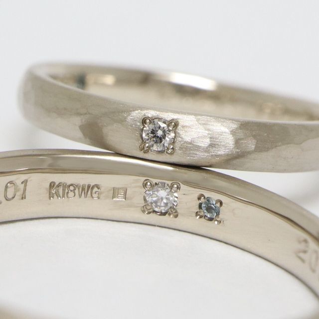 新郎のには内側に誕生石とツインズダイヤが入っています！