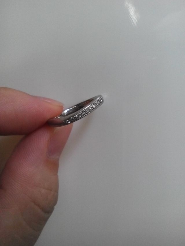 8個の小さな石が並んでいて、手の角度でキラキラ光ります。