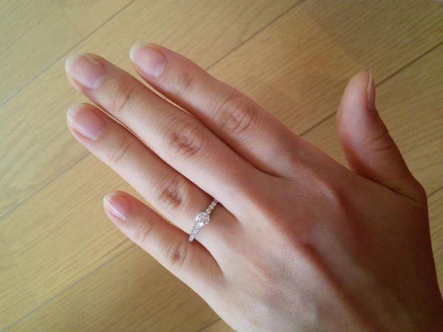 短い指でも普段より長く見せてくれる指輪です。