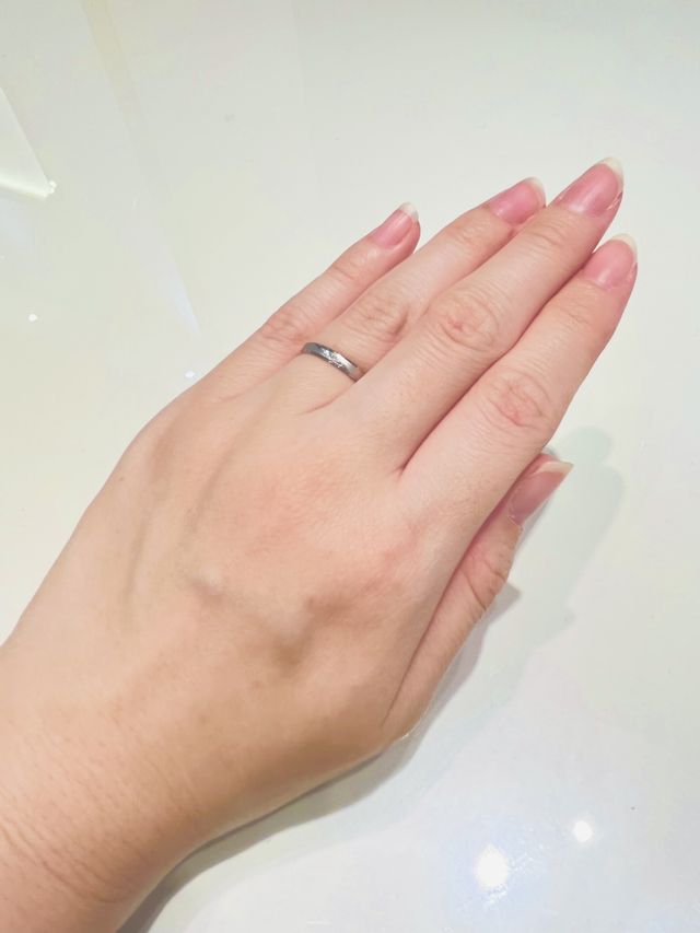 女性の結婚指輪の写真です。
