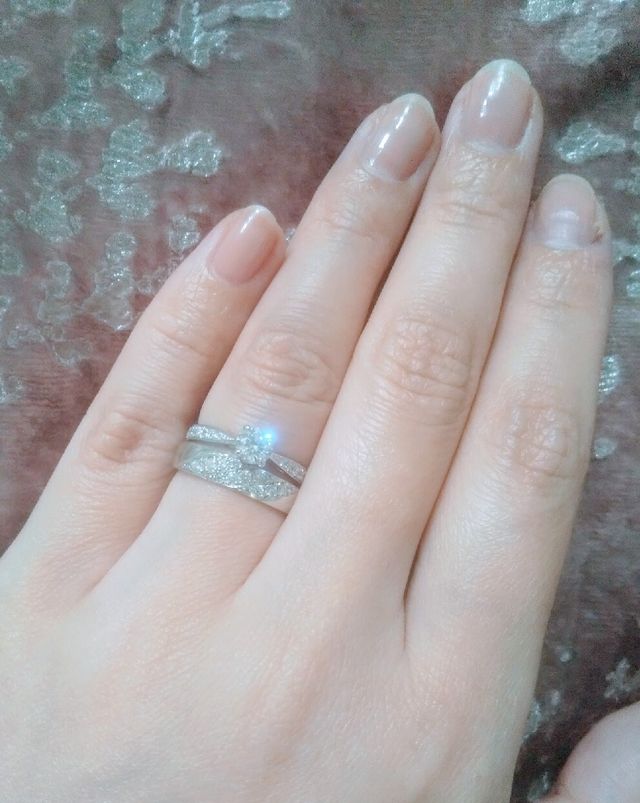 結婚指輪と婚約指輪の重ね付け。キラキラ✨