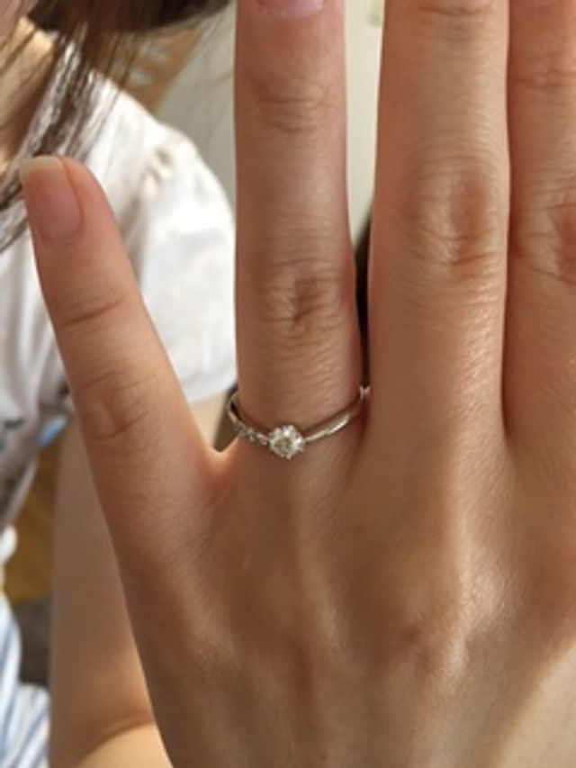 スノウドロップというエンゲージリングです。