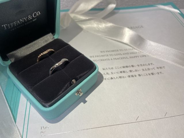 リングの形はどちらもカーブしておりカラーは違えどお揃いです。