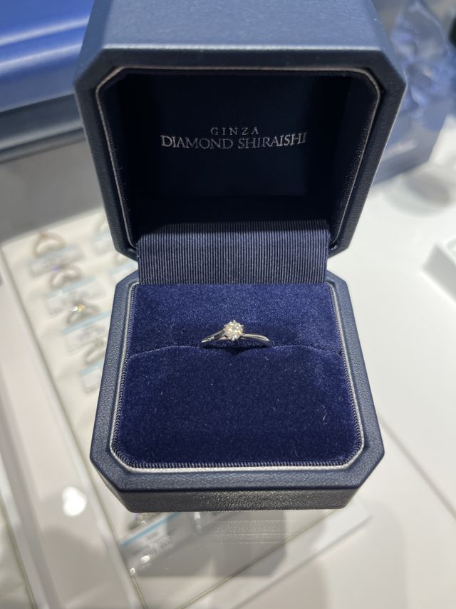 シンプルかつ華やかなリングで、とても可愛い指輪でした。