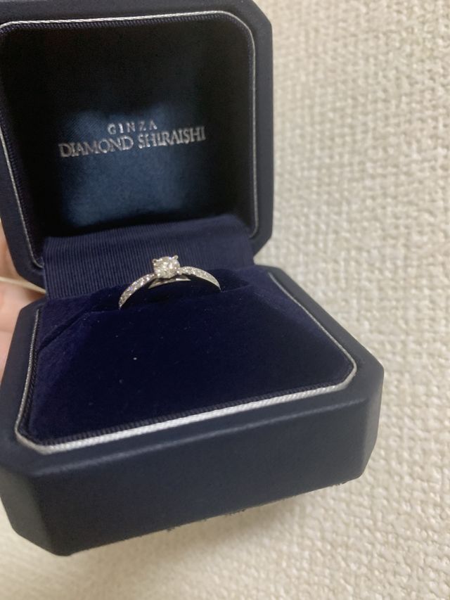 真ん中に大きなダイヤ周りにも小さなダイヤが沢山入っています。