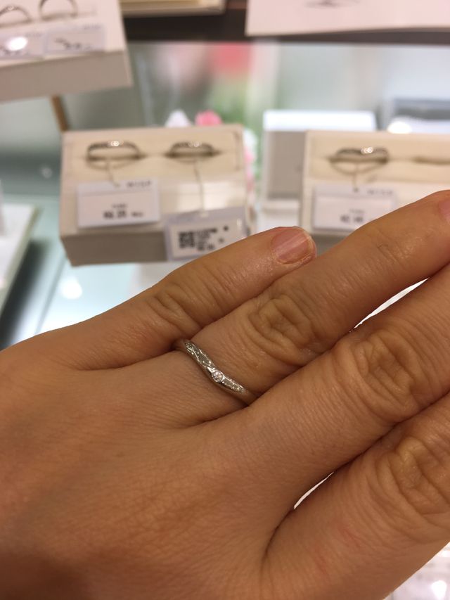 カーブしたデザイン。真ん中にダイア