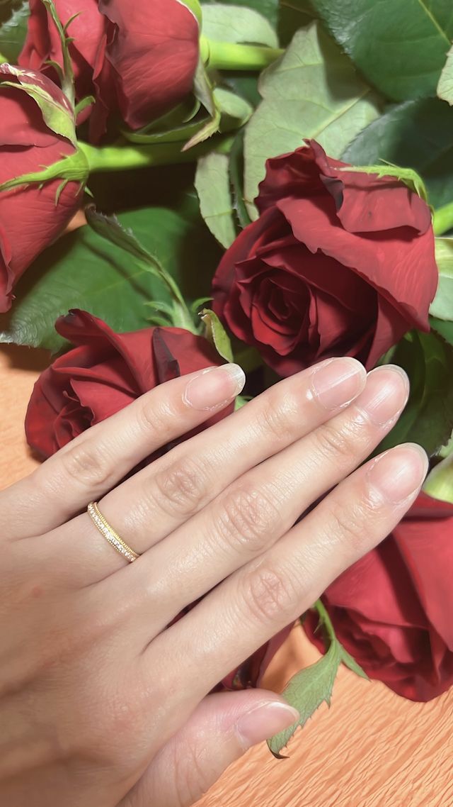 プロポーズで私たち薔薇の花束と一緒に撮りました