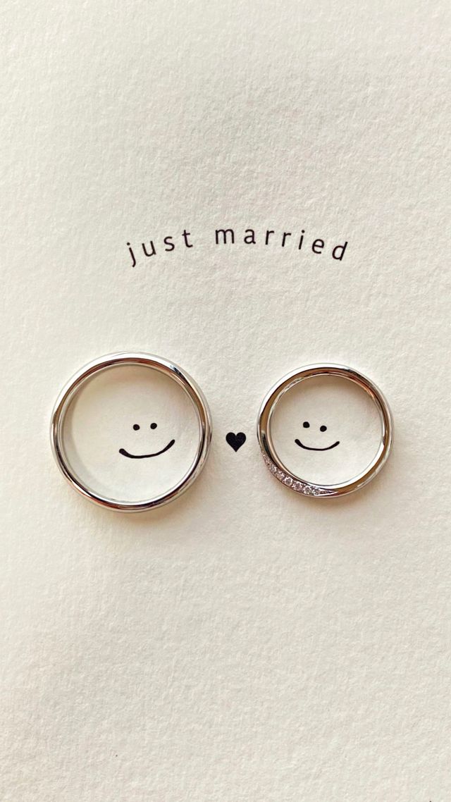 アイプリモでもらった台紙に２つの指輪をのせて写真を撮りました