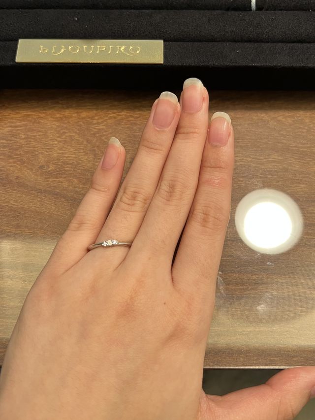 ストレートタイプの指輪の着用画像です。