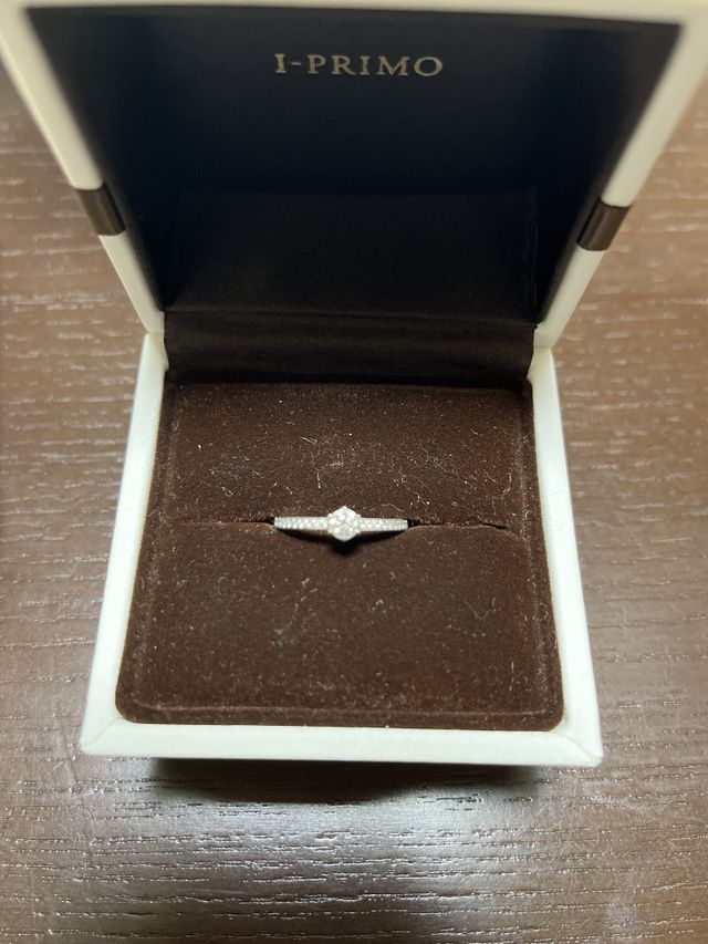 シンプルだけど華やかさがあり、結婚指輪とつけても馴染みます。