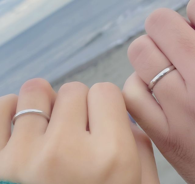 プラチナのクリア仕上げです。着け心地も見た目もいいです。