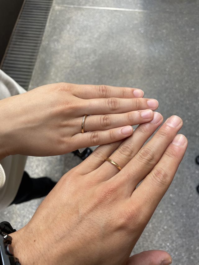 外での指輪の色を見ています