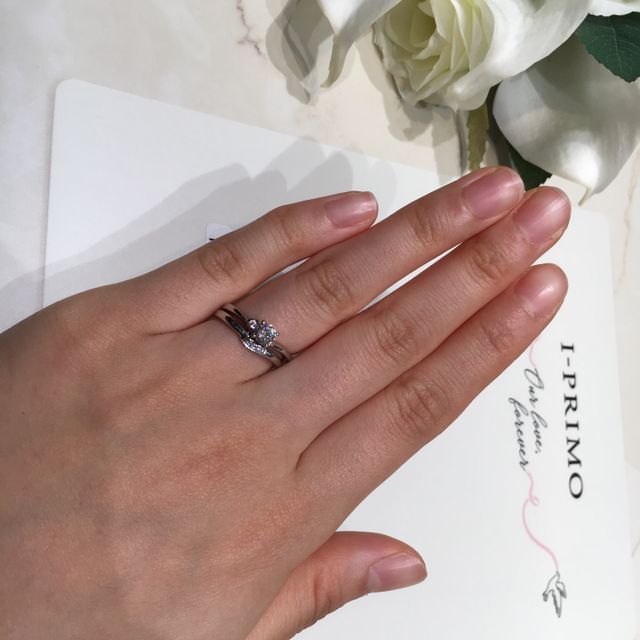 婚約指はピンクダイヤモンドがついています。