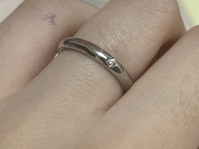 シンプルでダイヤをはなどめしています。