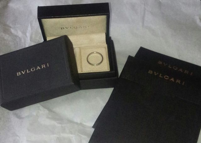 指輪と箱、保証書です