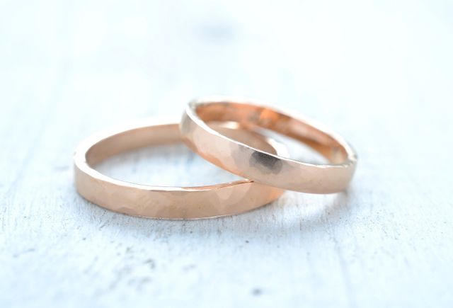 サンプルを見て槌目のツヤ消しにした。