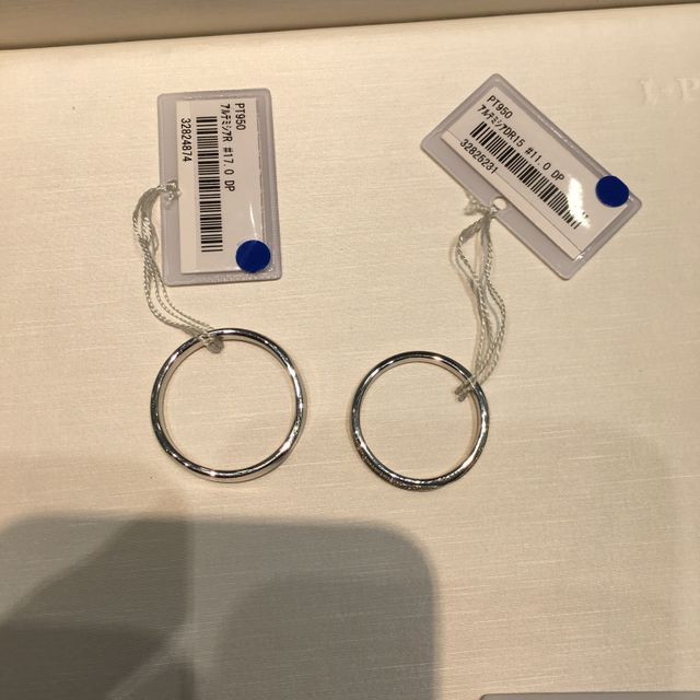 男女ペアをテーブルに置いたときです。