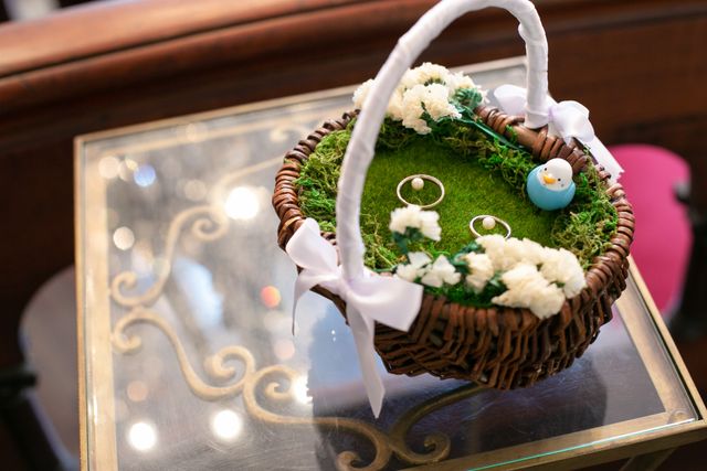 結婚式では手作りのリングピローにのせました