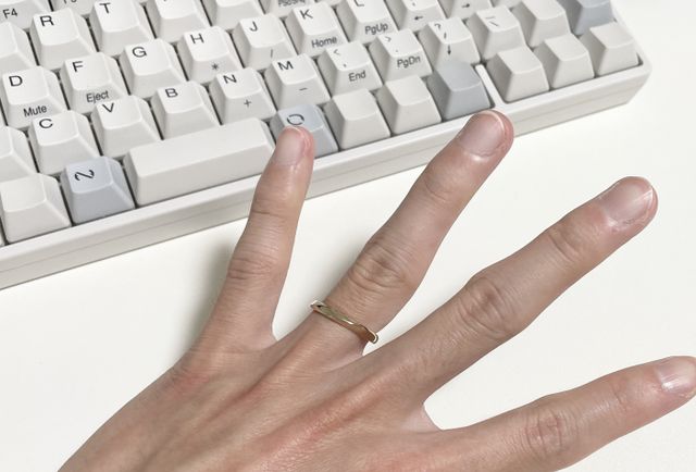 シャンパンゴールド素材で一部面どり加工を施しました。