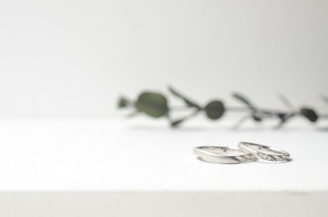 お互いの指輪をヤスリで削って形を作りました。
