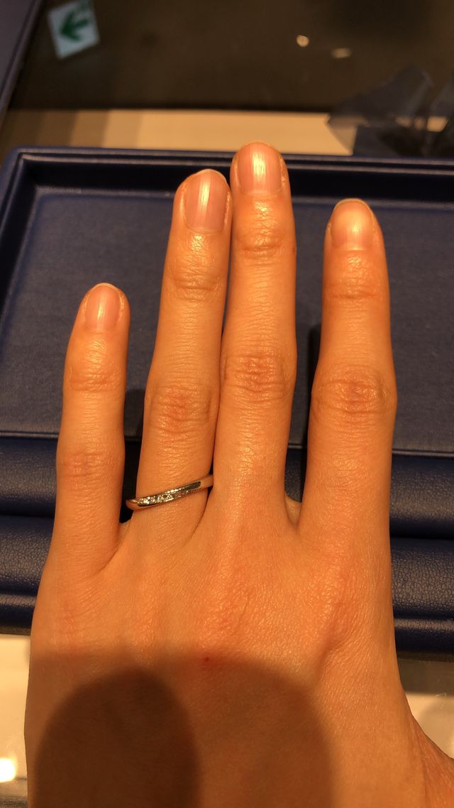 ウェーブタイプでダイヤが流れるように埋め込みで入っています。