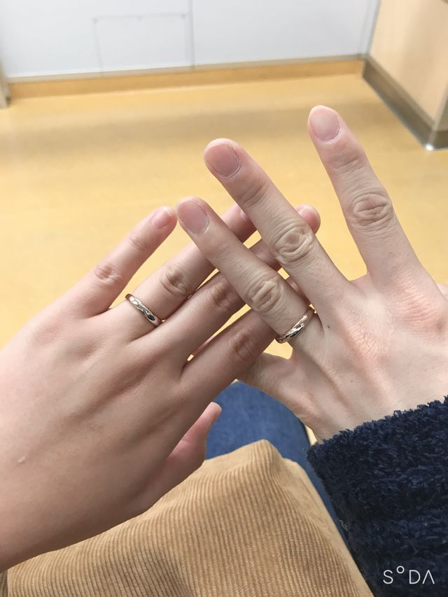 完成した指輪を取りに行って初めて結婚指輪をつけた帰り道です。