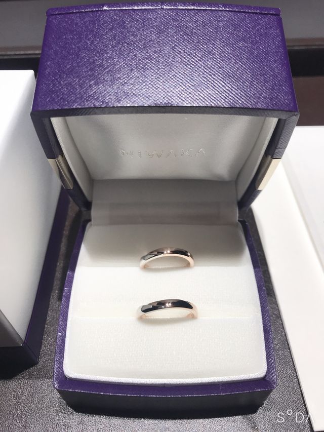指輪のボックスも素敵な紫色でした。