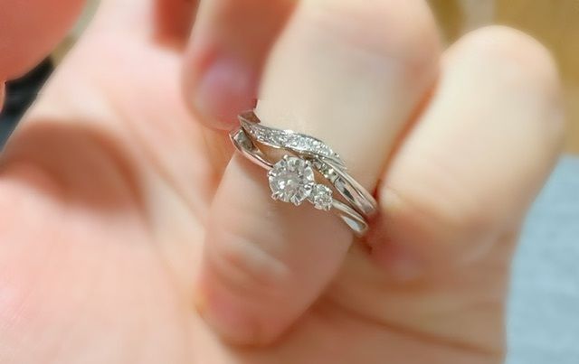結婚指輪と婚約指輪のセットリング。