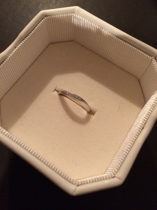 リング部分が細く、ダイヤが埋め込まれたタイプの指輪です。