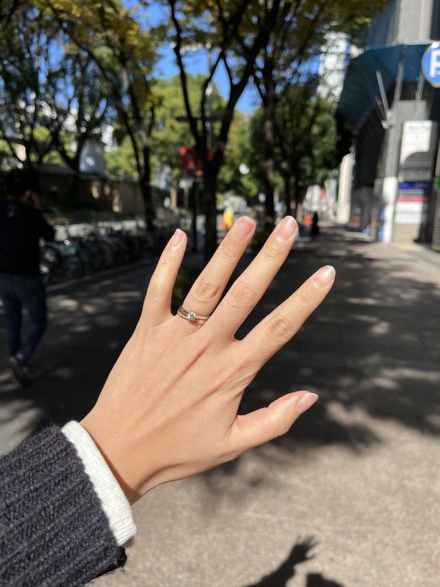 婚約指輪と重ねて付けました。