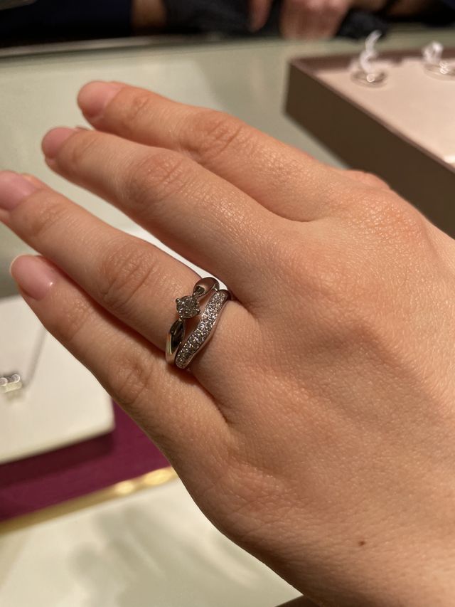 婚約指輪と重ね付けしてみました。下がフェディのパヴェタイプ。