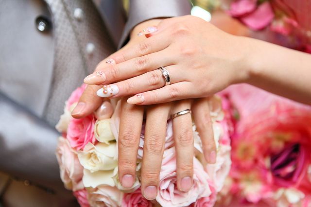 マリッジリング。ブーケとともに。