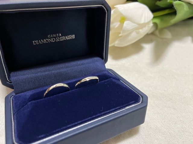 内側には、イニシャルと日付、それぞれの誕生石を入れました。