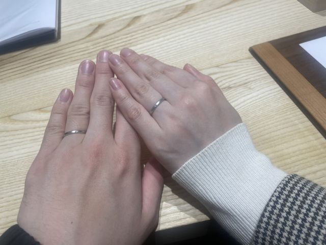 シンプルなデザインの指輪で日常使いしやすいです。