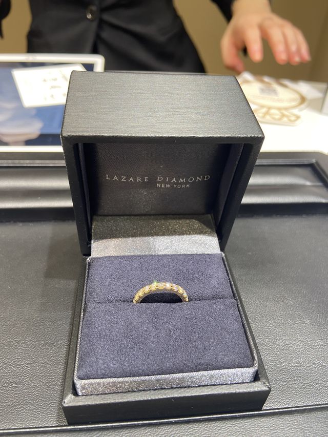 キラキラゴージャスで、婚約指輪ながら日常使いできて嬉しいです