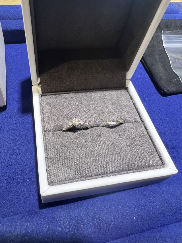 右が結婚指輪で左は婚約指輪(サイズ変更のため店に預けてた)