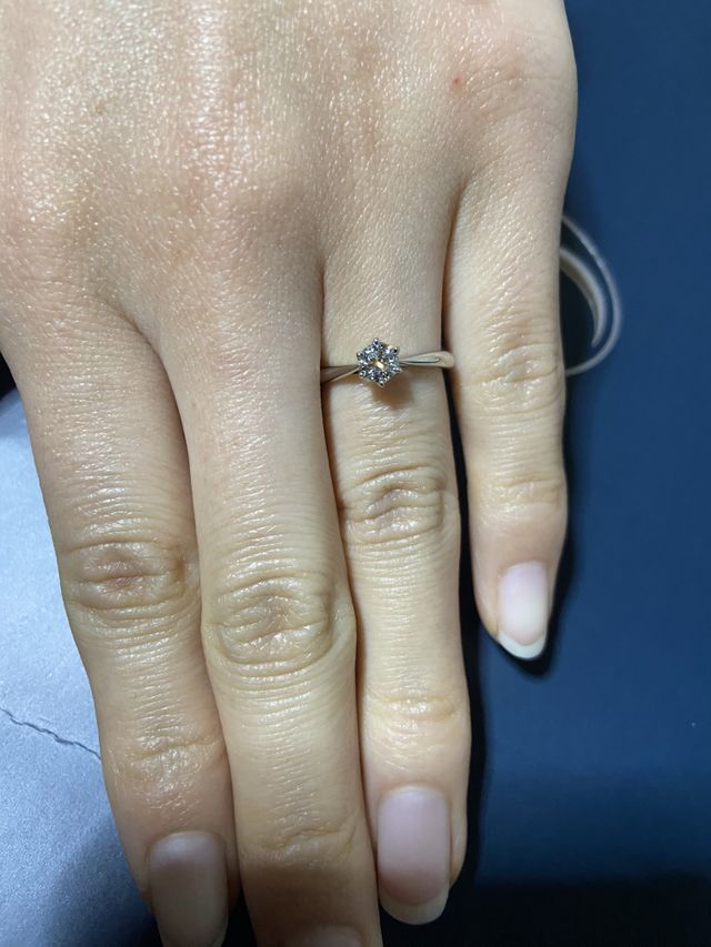 シンプルなデザインなのでダイヤモンドが際立って大満足です！