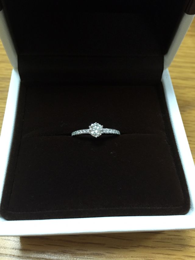 婚約指輪です。リングはコロナーレ。0.36カラット。