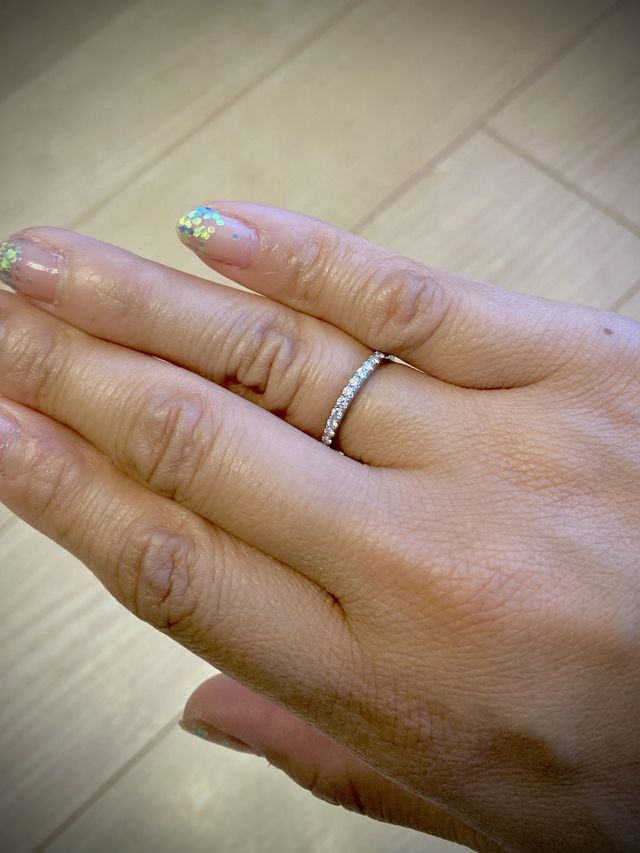 シンプルなハーフエタニティリングです。