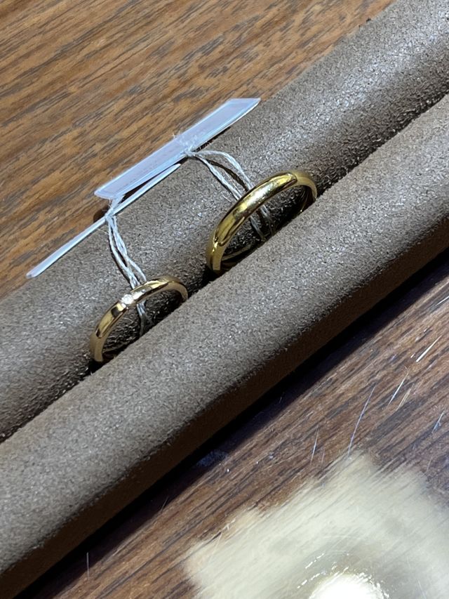 アプリコットゴールドと18金ゴールドのリングです。