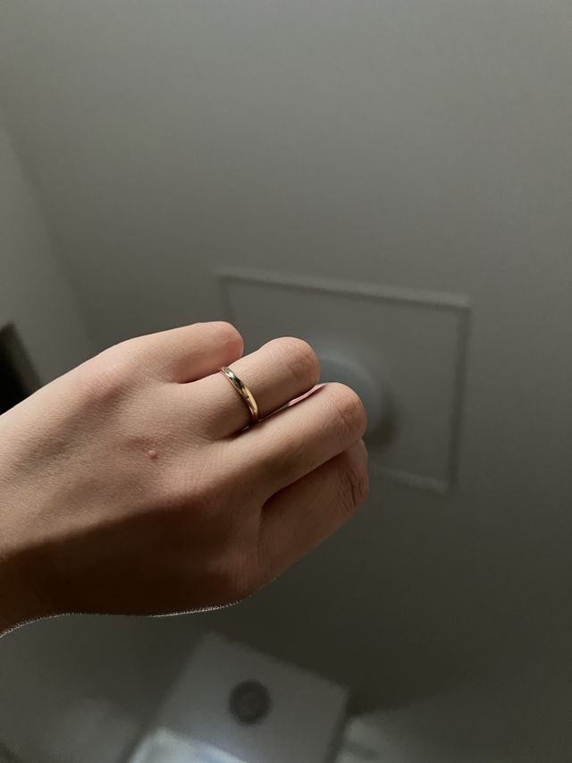 ダイヤはなし、指が綺麗に見えるゆるやかなウェーブにしました