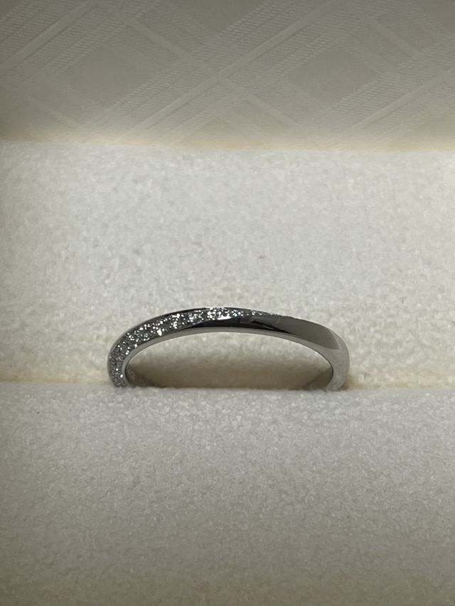 同じデザインもありましたがリングが他のよりも細めでした。
