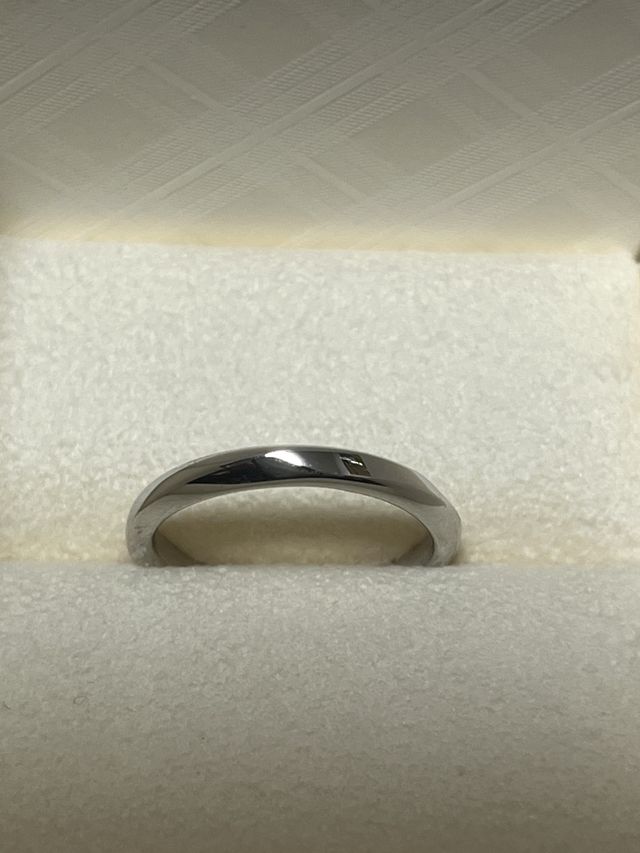 男性用はシンプル。少し捻ったような模様です。