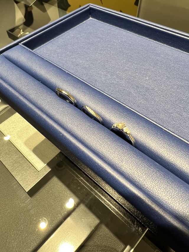 同店の婚約指輪と。