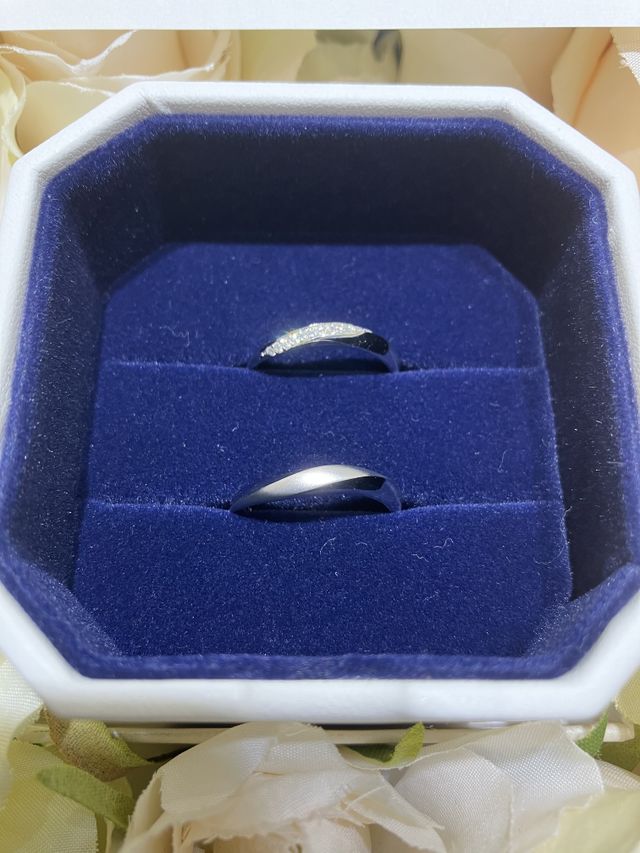 出来上がったばかりの指輪の写真を撮りました。