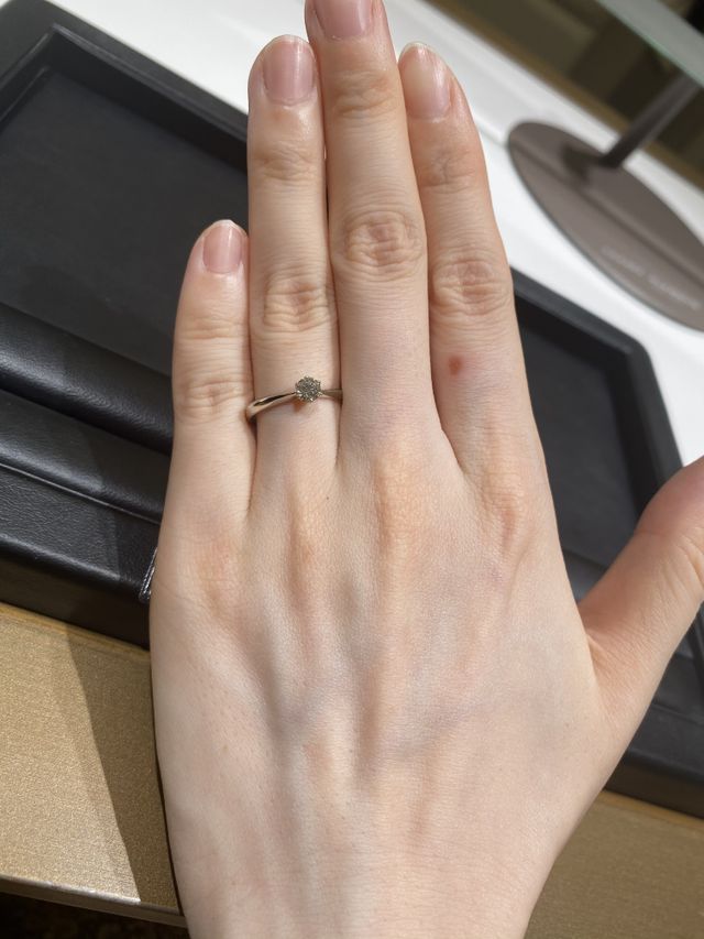 婚約指輪試着時
